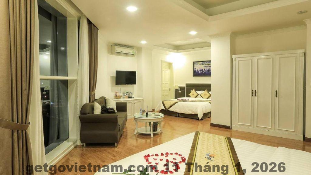 Hồ bơi trong khuôn viên Royal Halong Hotel