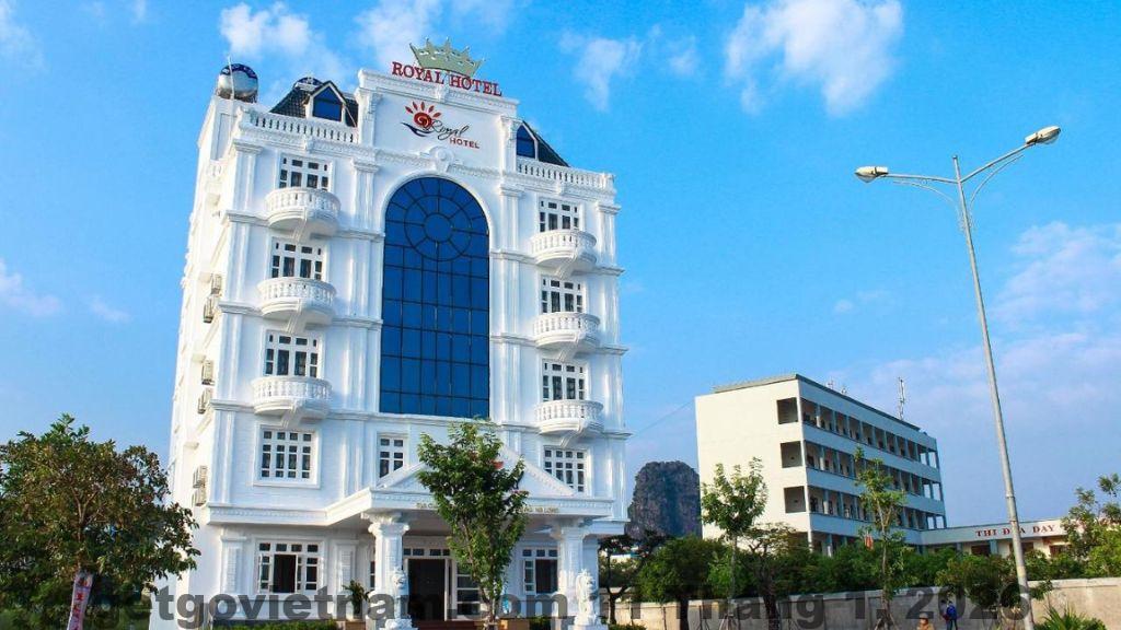 Đánh giá Royal Ha Long Hotel 2026: Có nên ở khách sạn này? 5 Nhân viên lễ tân Royal Ha Long Hotel phục vụ khách