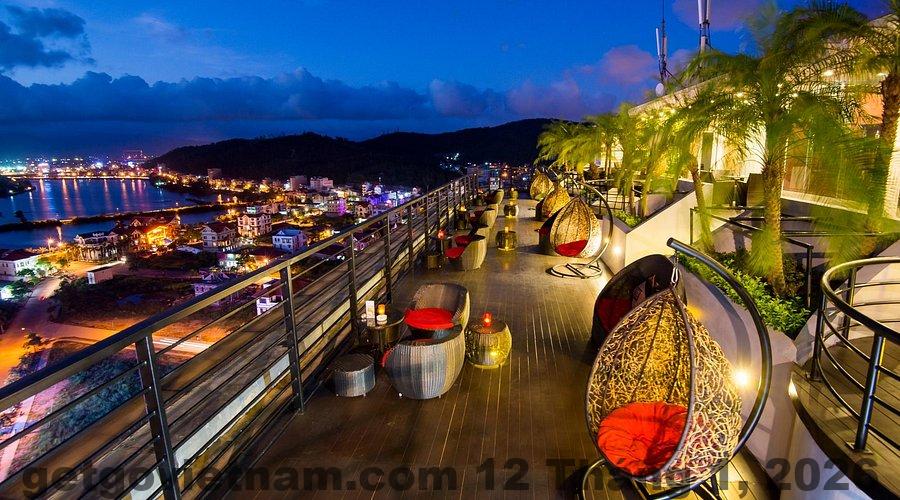 Nhân viên lễ tân khách sạn