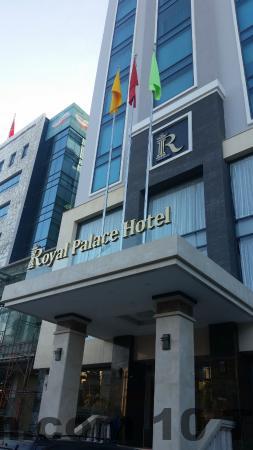 Nhân viên khách sạn Royal Palace Tuyên Quang luôn thân thiện và chuyên nghiệp trong mọi tình huống.