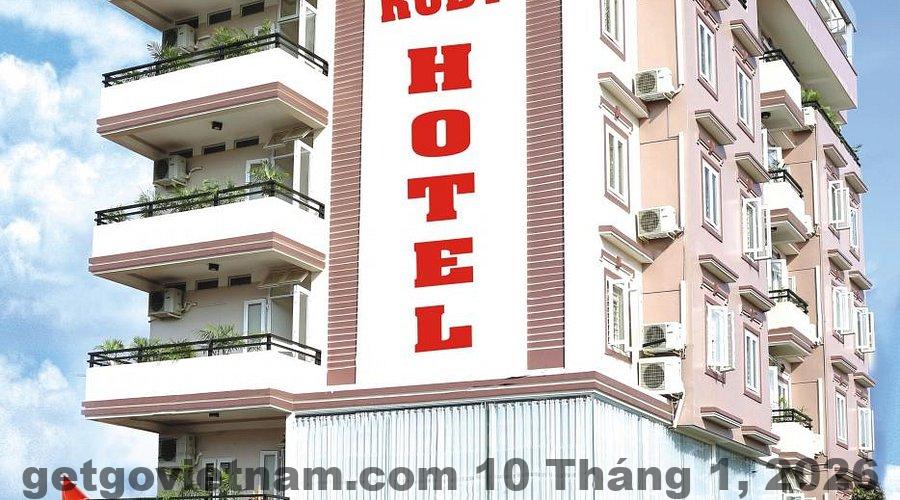 Đánh giá Ruby Hotel Hà Giang 2026: Ở trung tâm có đáng tiền? 2 Mặt tiền Ruby Hotel Hà Giang nằm trên đường Lâm Đồng, thiết kế đơn giản dễ nhận diện