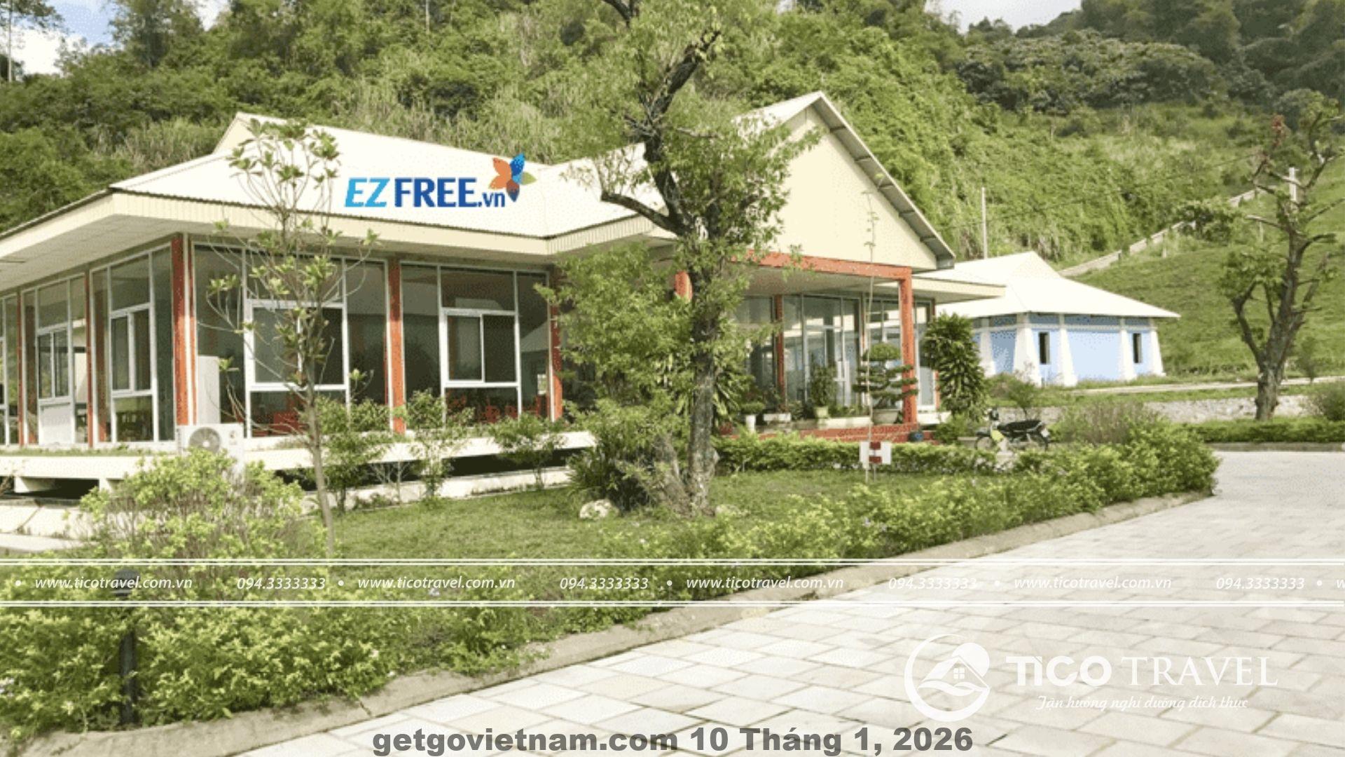 Nhân viên lễ tân đang chào đón khách với nụ cười thân thiện.