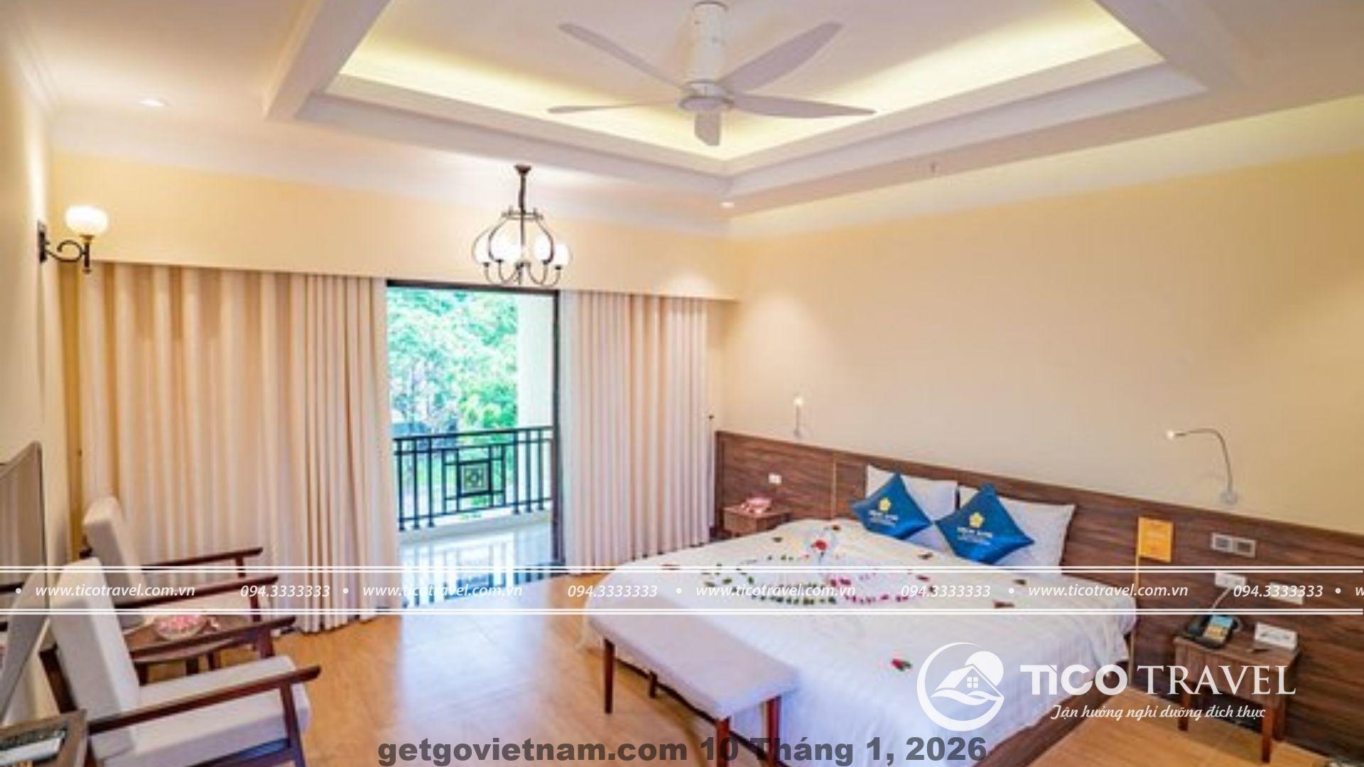 Hồ bơi ngoài trời được bao quanh bởi thiên nhiên xanh mát.