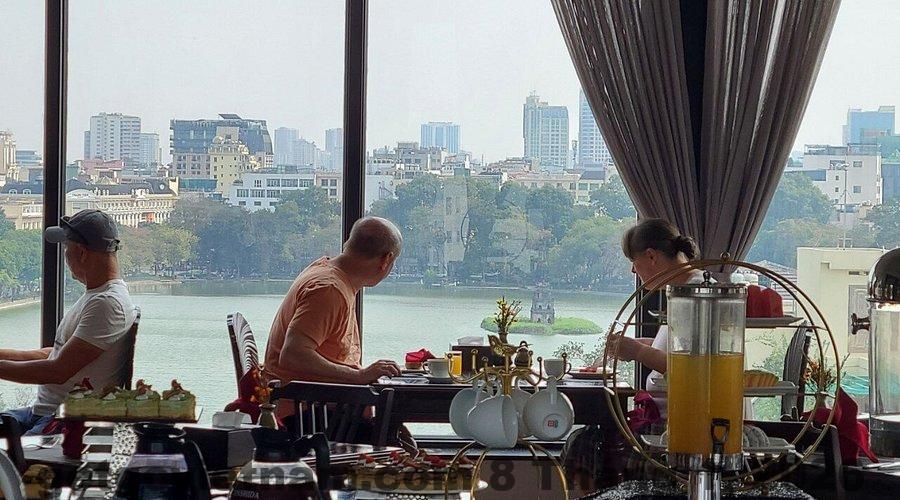 Phòng nghỉ tiện nghi với thiết kế hiện đại và không gian rộng rãi tại San Grand Hotel.