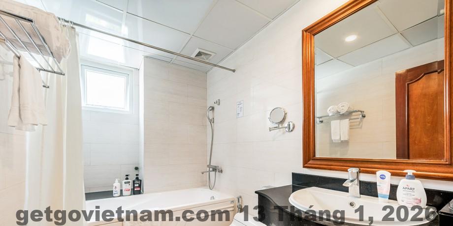 Phòng ngủ sang trọng tại khách sạn Hotel 19 với view thành phố đẹp mắt