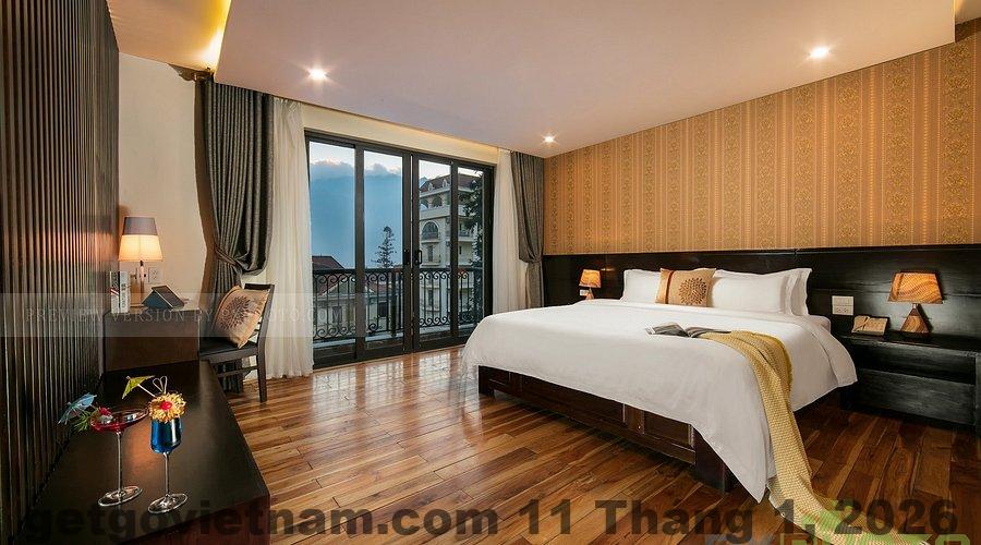 Nhân viên khách sạn luôn sẵn sàng giúp đỡ du khách.