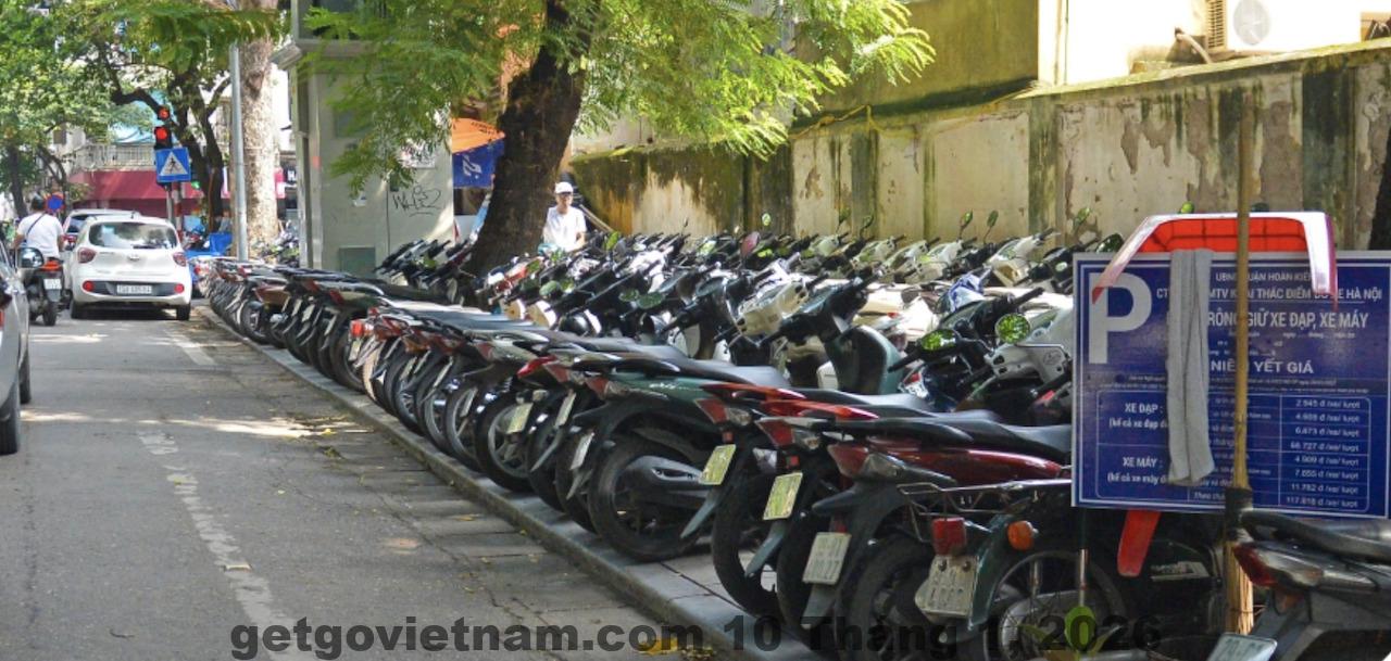 Không khí phố cổ Hà Nội về đêm quanh khu vực Hàng Bè