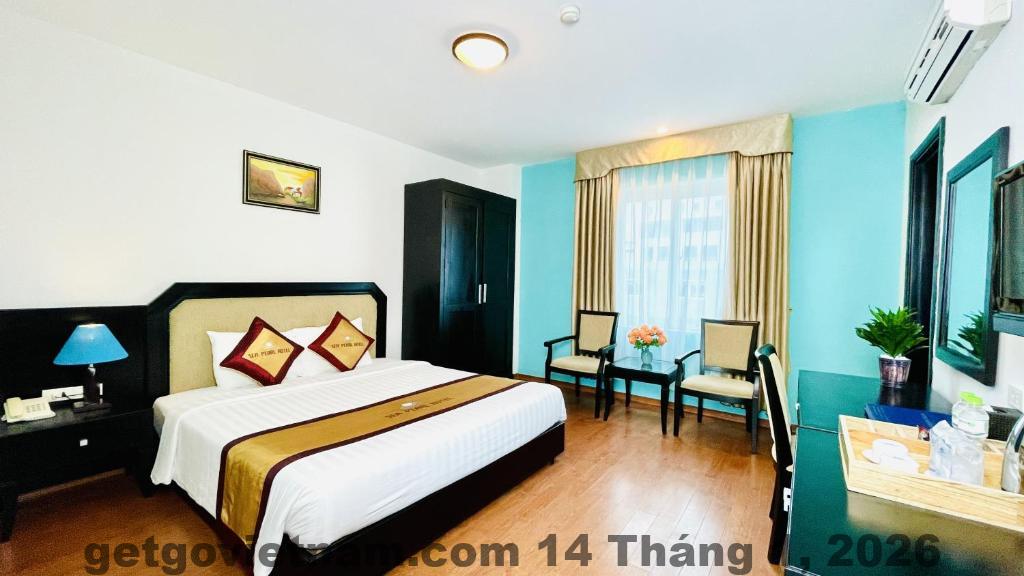 Phòng ngủ tại Sea Balcony Hotel với giường đôi, nội thất đơn giản và ánh sáng tự nhiên