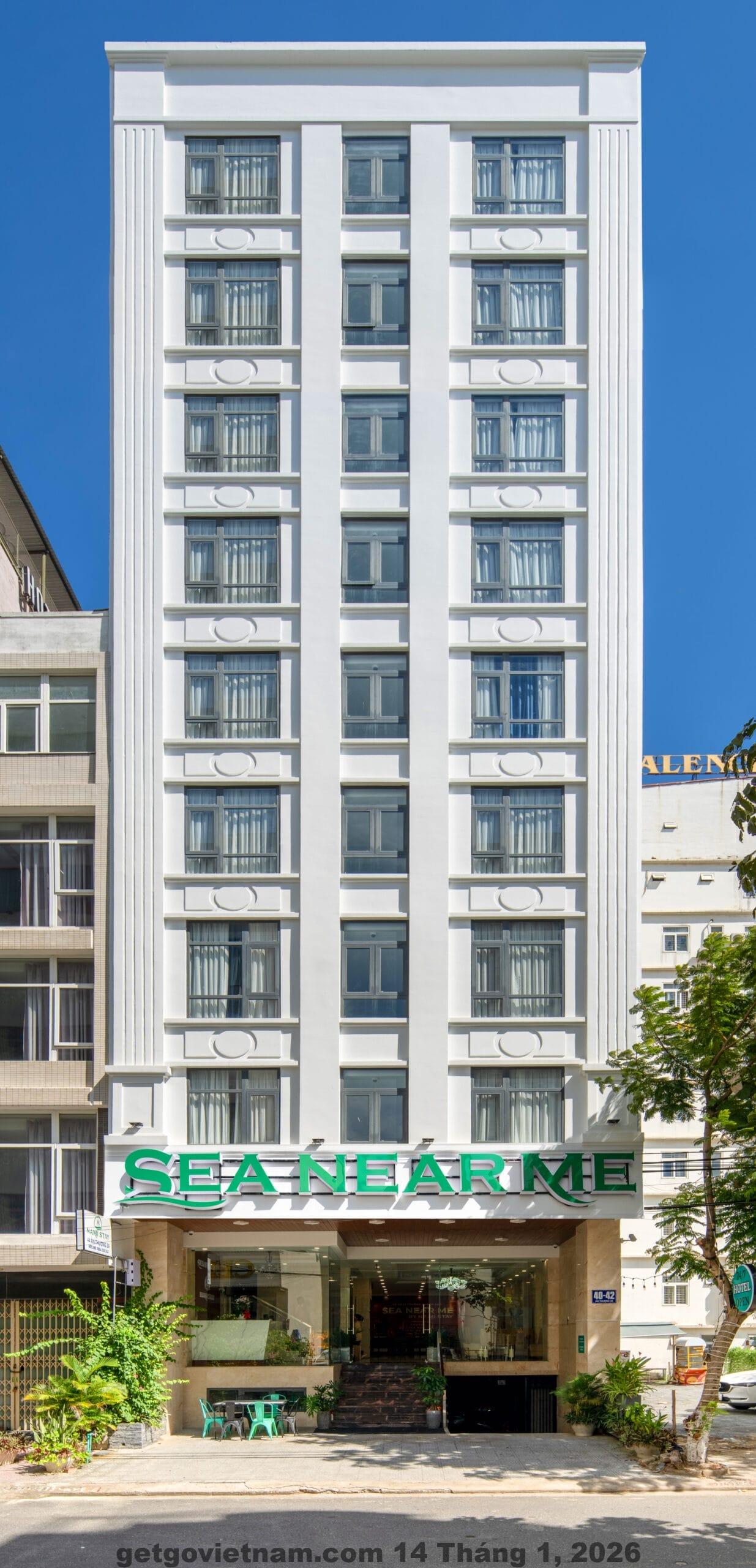 Phòng ngủ tại Sea Near Me Hotel Danang thiết kế hiện đại, tông sáng