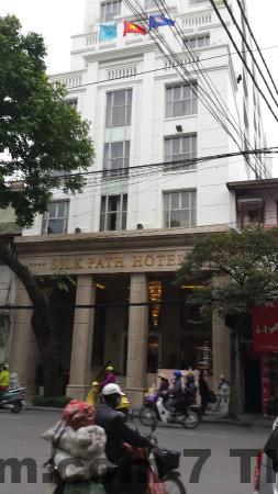 Khu vực ăn sáng đơn giản tại Khách sạn Hanoi Street