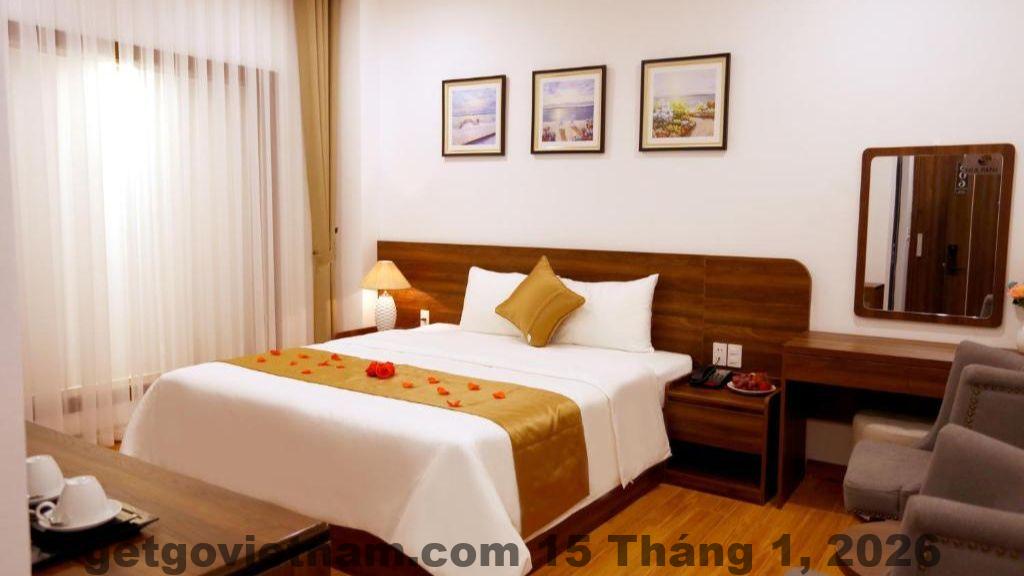Nhân viên phục vụ chu đáo tại Silk River Hotel