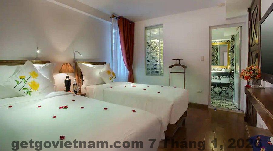 Phòng ngủ tại Singita Classy Boutique Hotel với diện tích nhỏ gọn, nội thất cổ điển pha hiện đại, phù hợp khách lưu trú ngắn ngày