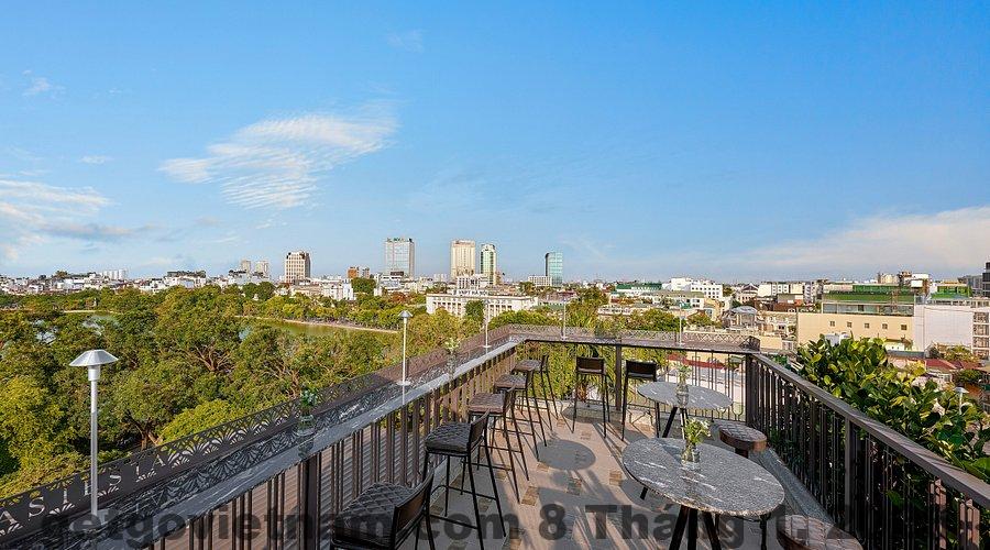 Sky Pool Bar – nơi bạn có thể thưởng thức các món ăn ngon và ngắm nhìn toàn cảnh thành phố