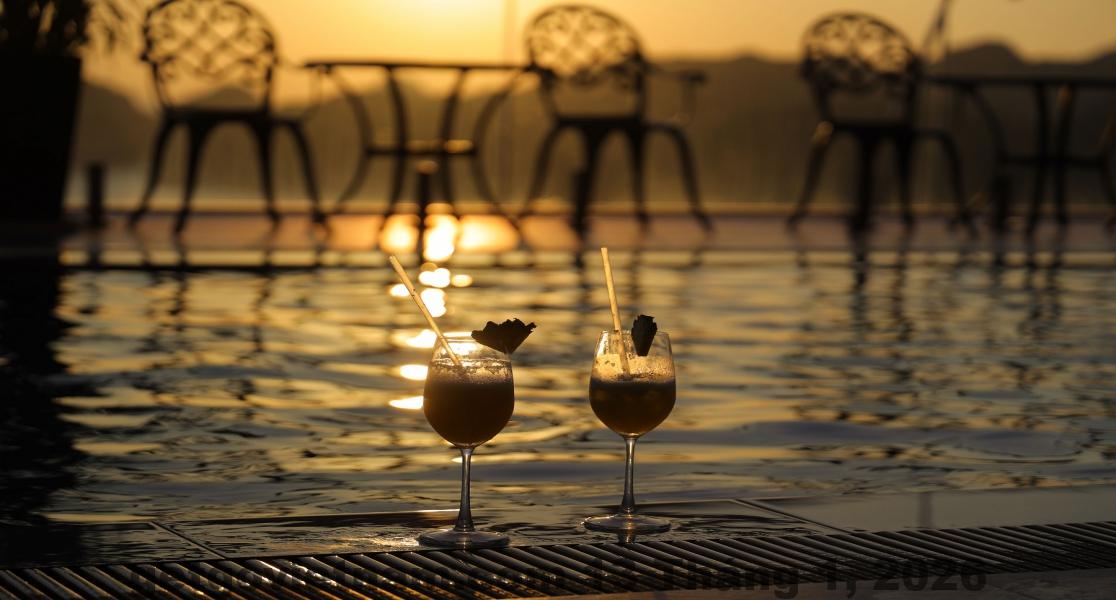 Phòng ngủ sang trọng, với cửa sổ rộng mở ra không gian ngoài trời.