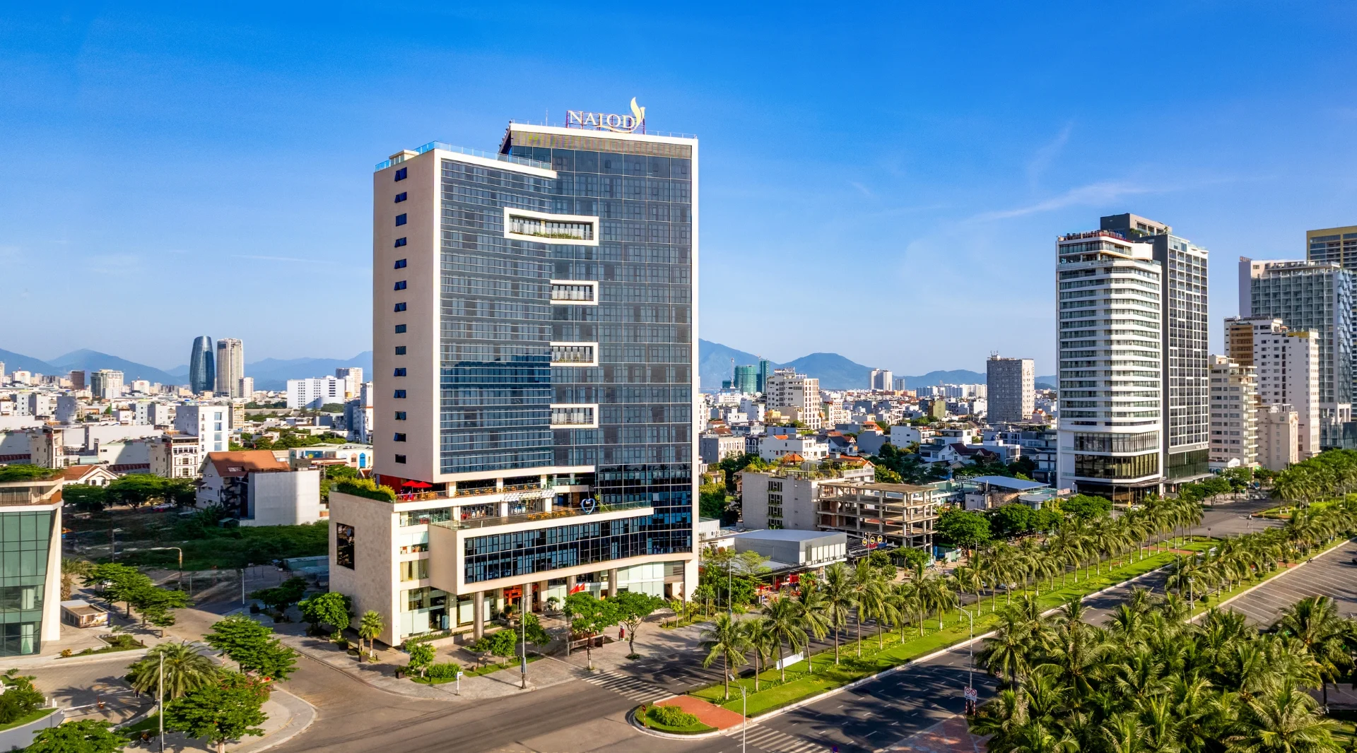 Khu lễ tân khách sạn địa phương với phong cách phục vụ thân thiện