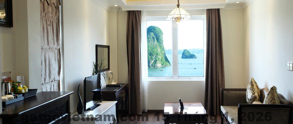 Phòng Deluxe City Bay Palace Hotel với nội thất hiện đại và view thành phố