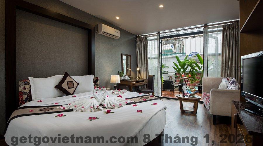 Ngõ Hàng Hành nơi SPLENDID HOTEL & SPA tọa lạc, đặc trưng phố cổ Hà Nội