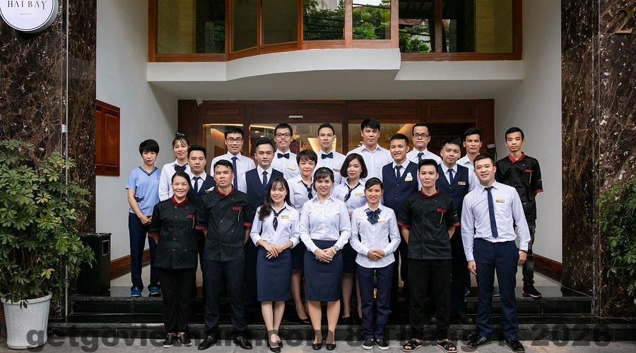 Hai Bay Hotel Hà Nội Đánh Giá 2026: Khách Sạn Phố Cổ Có Đáng Ở? 5 Nhân viên lễ tân Hai Bay Hotel thân thiện, giao tiếp tiếng Anh tốt
