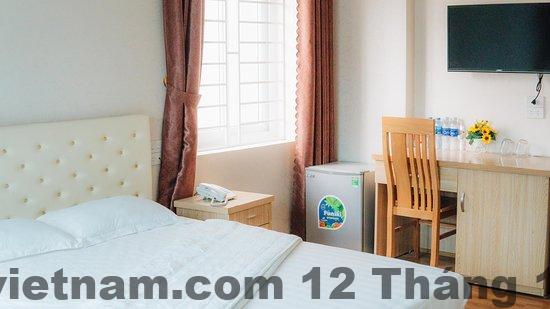 Phòng tiêu chuẩn khách sạn Hoàng Ngân với giường đôi và nội thất cơ bản