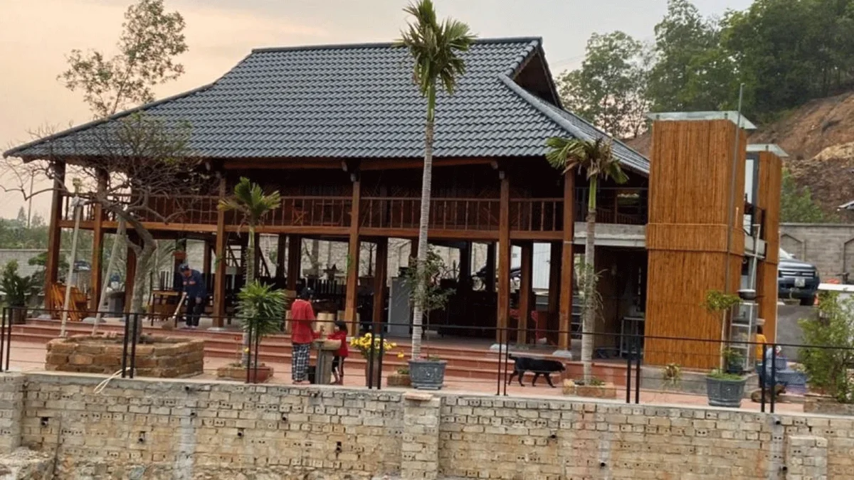 Con suối tự nhiên chảy sát khu nhà Stream House tạo không gian mát mẻ quanh năm