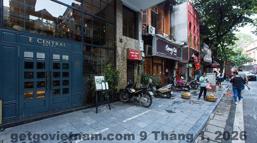 Con ngõ Thọ Xương nơi S Central Hotel & Spa tọa lạc, đặc trưng phố cổ Hà Nội