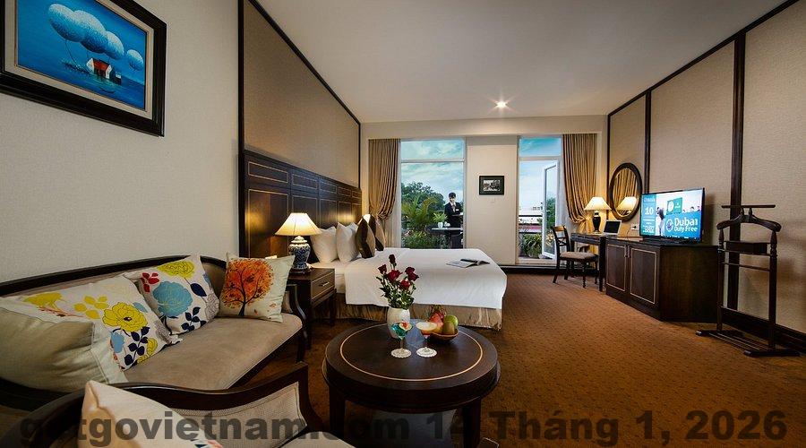 Phòng suite khách sạn Zéphyr với ban công rộng và ánh sáng tự nhiên