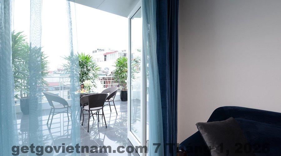 Phòng Suite Balcony tại Hotel Emerald Waters Classy với ban công nhỏ, nội thất hiện đại