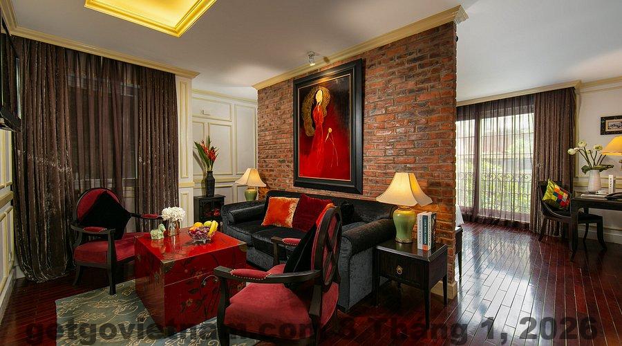 Phòng suite city view tại Hanoi Focus Hotel nhìn ra phố cổ