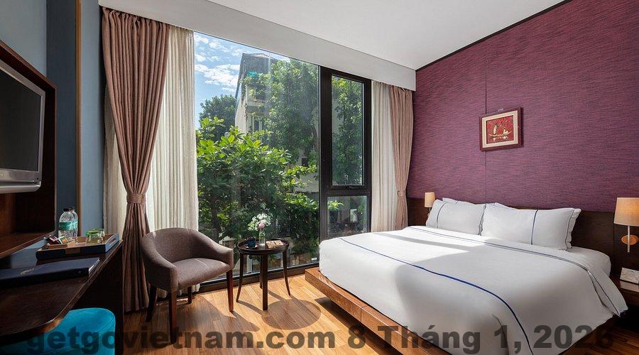 Phòng Suite City View tại Eliana Signature Hotel với cửa sổ lớn nhìn ra phố cổ