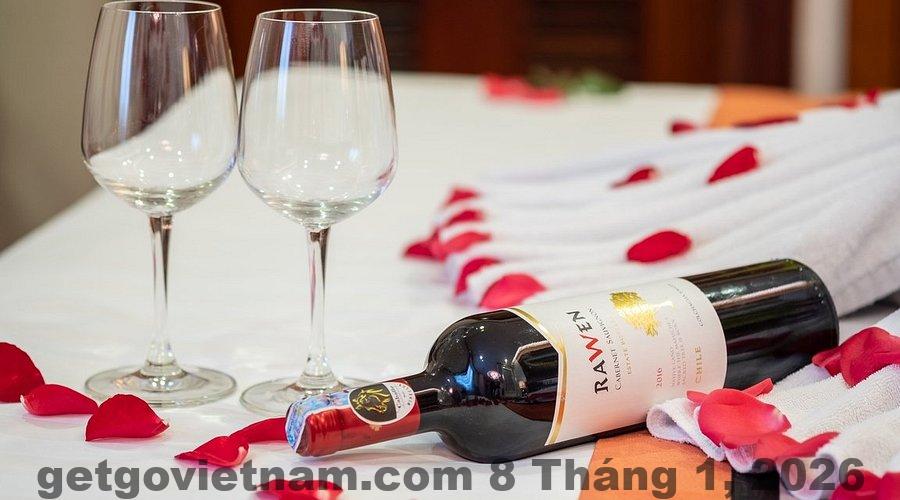 Phòng Suite tại Hanoi Larosa Hotel với nội thất gỗ, phong cách cổ điển