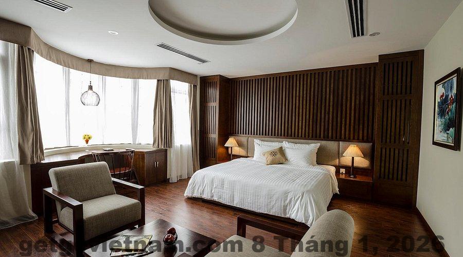 Phòng Suite tại Midori Boutique với thiết kế tối giản, ánh sáng dịu và nội thất gỗ