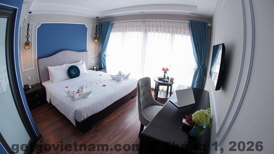 Phòng Suite tại Hanoi La Castela Hotel với nội thất gỗ và phong cách cổ điển