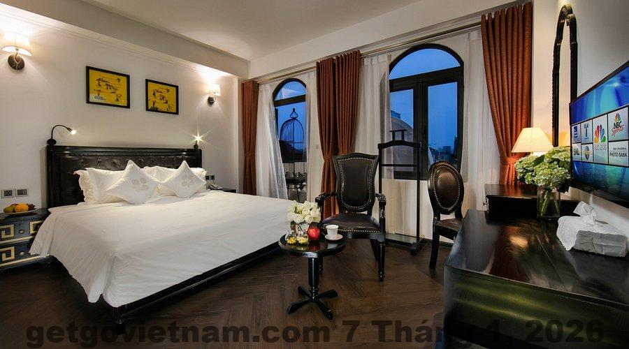 Phòng Suite tại The Noble Swan Hotel với diện tích vừa phải và nội thất gỗ sáng