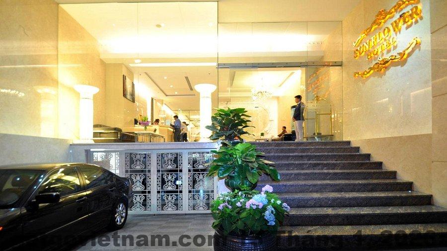 Nhân viên khách sạn Sunflower luôn tận tâm với khách hàng.