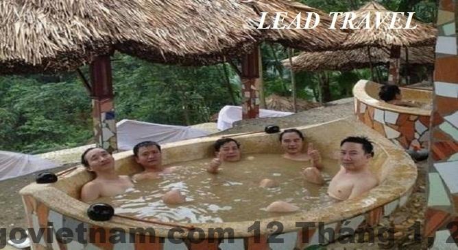 Nhân viên phục vụ thân thiện, nhiệt tình, luôn sẵn sàng hỗ trợ du khách.