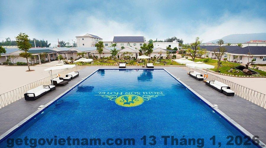 Hồ bơi khách sạn Giang Sơn