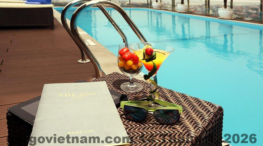 Hồ bơi trong nhà tại khách sạn The Ann Hà Nội với không gian kín và sạch sẽ