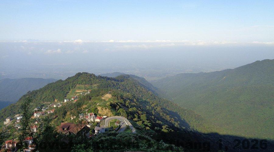 Khung cảnh Tam Đảo mờ sương nhìn từ khu vực trung tâm