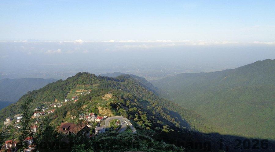 Không gian thị trấn Tam Đảo nhiều sương mù, gần khu trung tâm và điểm tham quan