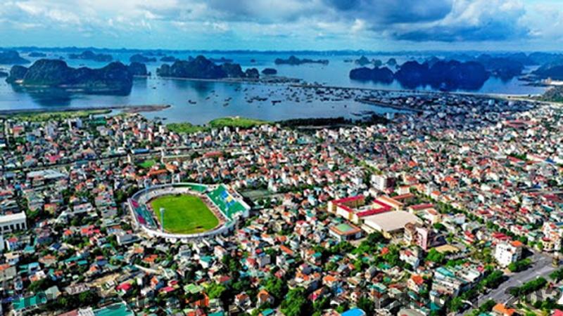 Đánh giá Đức Long Hotel Cẩm Phả 2026: Có nên ở hay chỉ “ngủ tạm”? 3 Toàn cảnh khu vực trung tâm thành phố Cẩm Phả xung quanh Đức Long Hotel