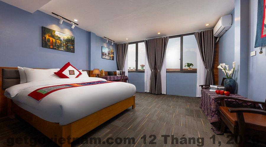 Phòng Connecting Suite tại Sapa View Spring Garden Hotel với nội thất gỗ và cửa sổ lớn view núi