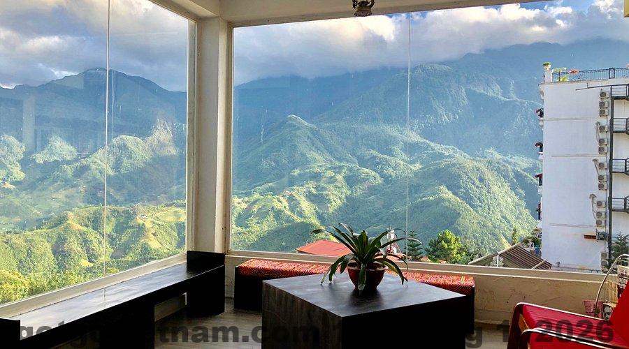 Khu vực sảnh lễ tân Phương Nam Hotel đơn giản, gọn gàng