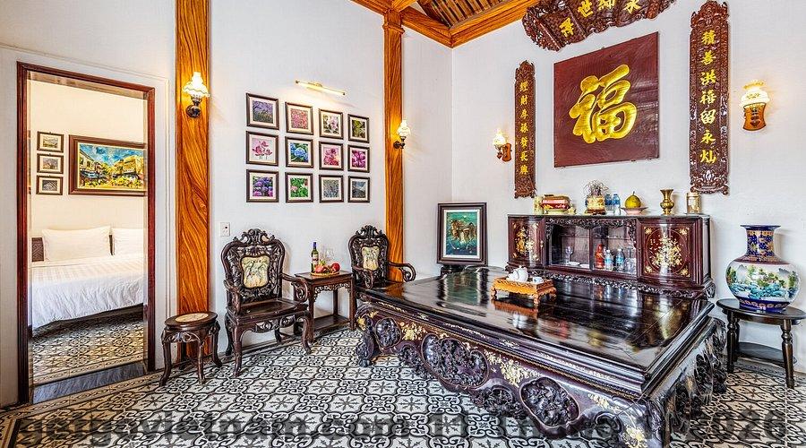Chủ khách sạn và khu vực lễ tân PADDY HOTEL