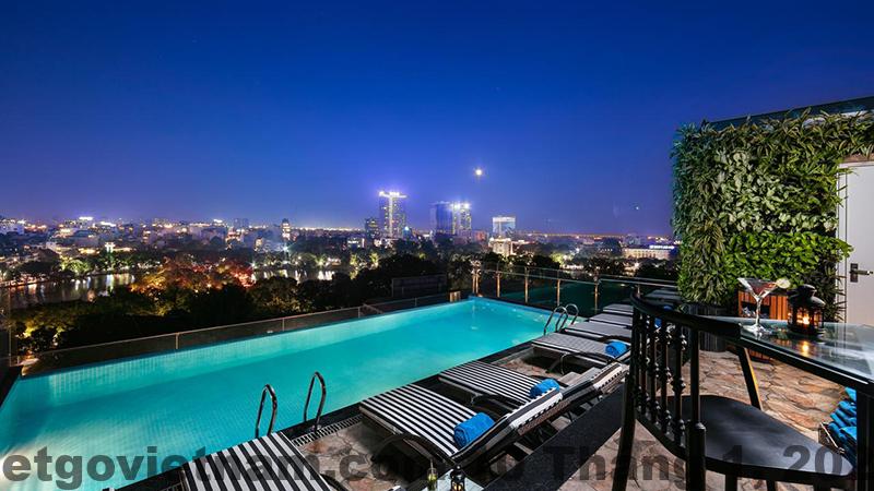 Nhân viên phục vụ nhiệt tình tại khách sạn Hoa Ban