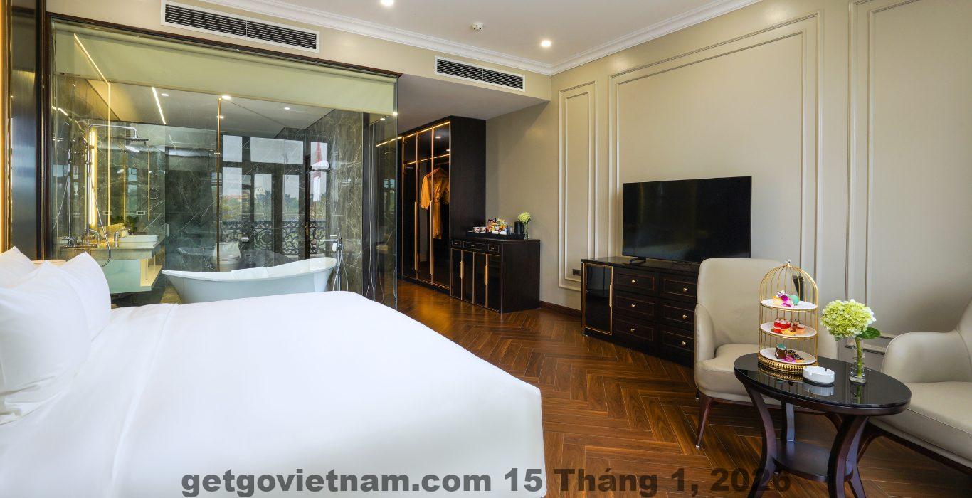 Hồ bơi tại ADAMO Hotel