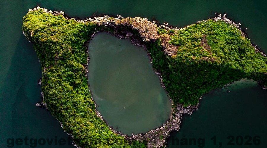 Khu vực biển gần Cat Ba Seoul 2 Hotel & Apartment với nước xanh và không gian thoáng đãng