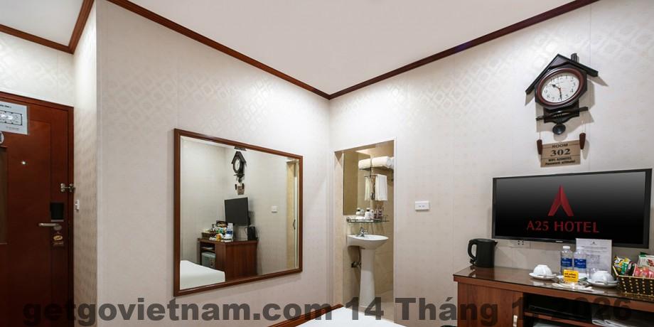 Phòng tiêu chuẩn A25 Hotel 223 Bạch Mai với nội thất đơn giản và giường đôi