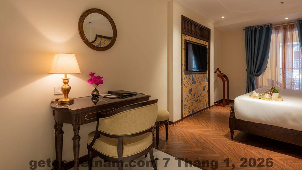 Phòng ngủ Tirant Hotel thiết kế Indochine, giường lớn, ánh sáng ấm