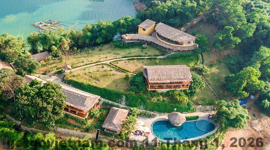 Vị trí Mai Châu Ecohouse nhìn từ trên cao, bao quanh là ruộng lúa và bản làng người Thái
