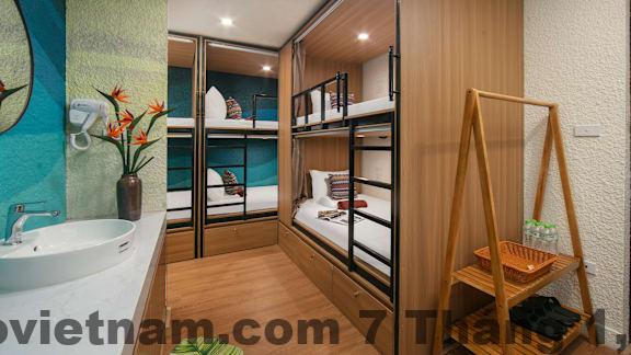 Nhân viên lễ tân Hanoi Wanderlust Hostel & Travel thân thiện và hỗ trợ khách